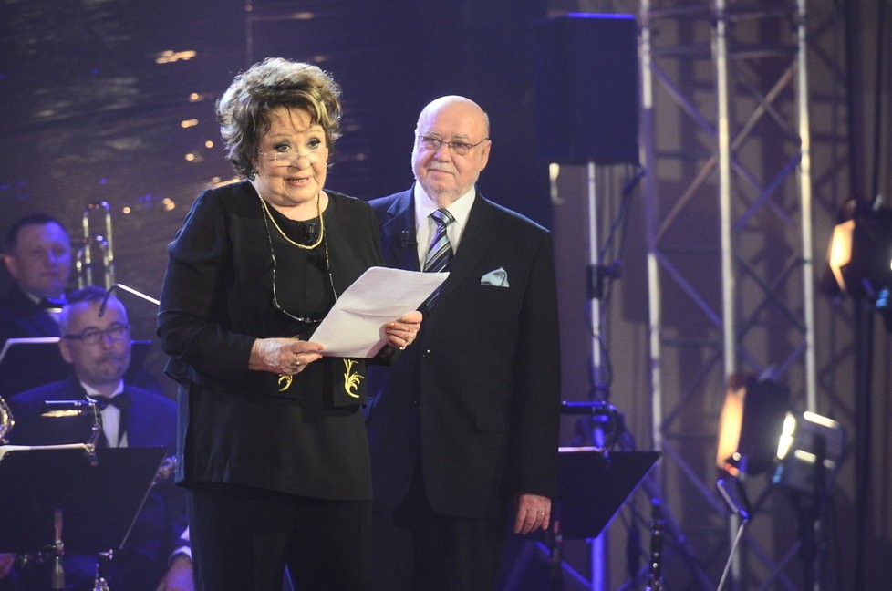 Jiřina Bohdalová číta zaľúbený list od Václava Hybša.